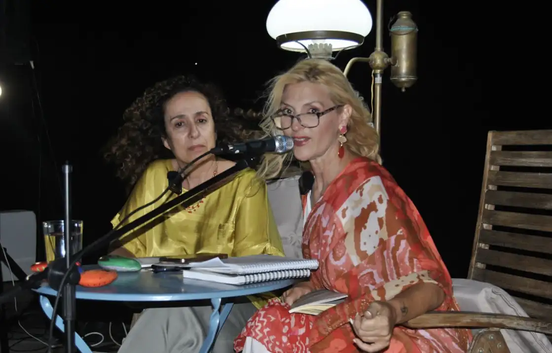 Φάρος Ικαρίας: Με επιτυχία η ποιητική βραδιά με τη Λεώνα Λάιος και την παρουσίαση του βιβλίου "Άλμα εις Βάθος" της Μαρίας Μουλά
